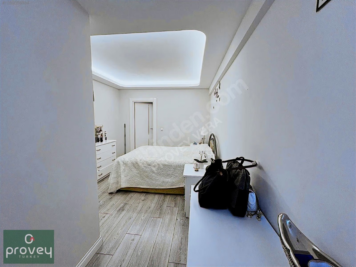 Provey Vera Balat'ta Havuzlu Sitede Satılık 3+1 Ara Kat Daire