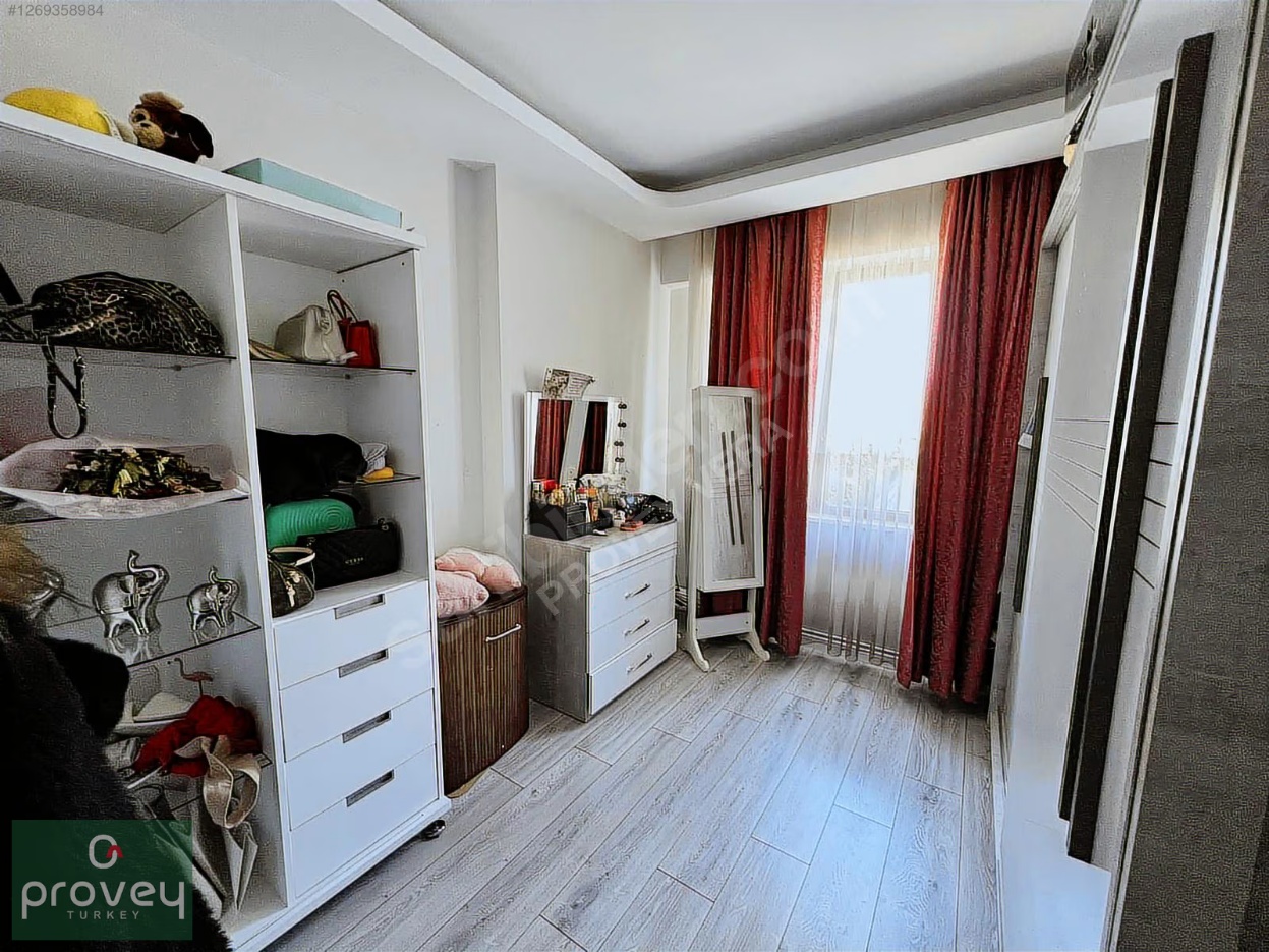 Provey Vera Balat'ta Havuzlu Sitede Satılık 3+1 Ara Kat Daire