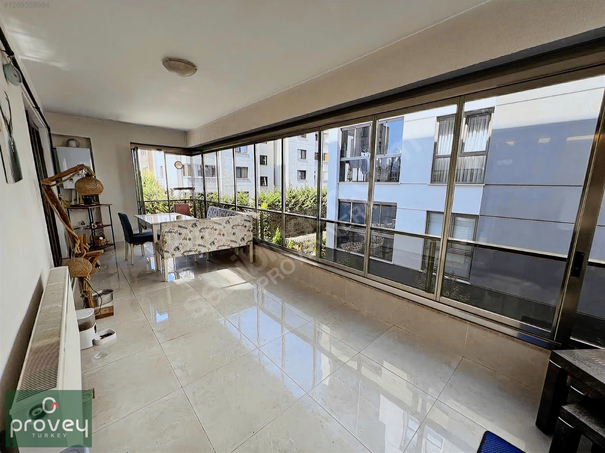 Provey Vera Balat'ta Havuzlu Sitede Satılık 3+1 Ara Kat Daire