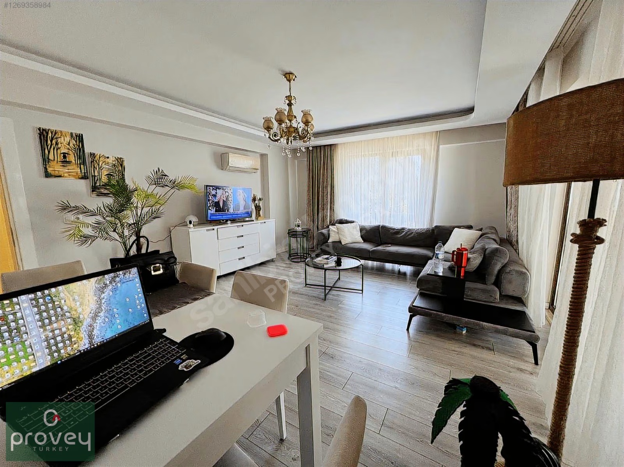 Provey Vera Balat'ta Havuzlu Sitede Satılık 3+1 Ara Kat Daire