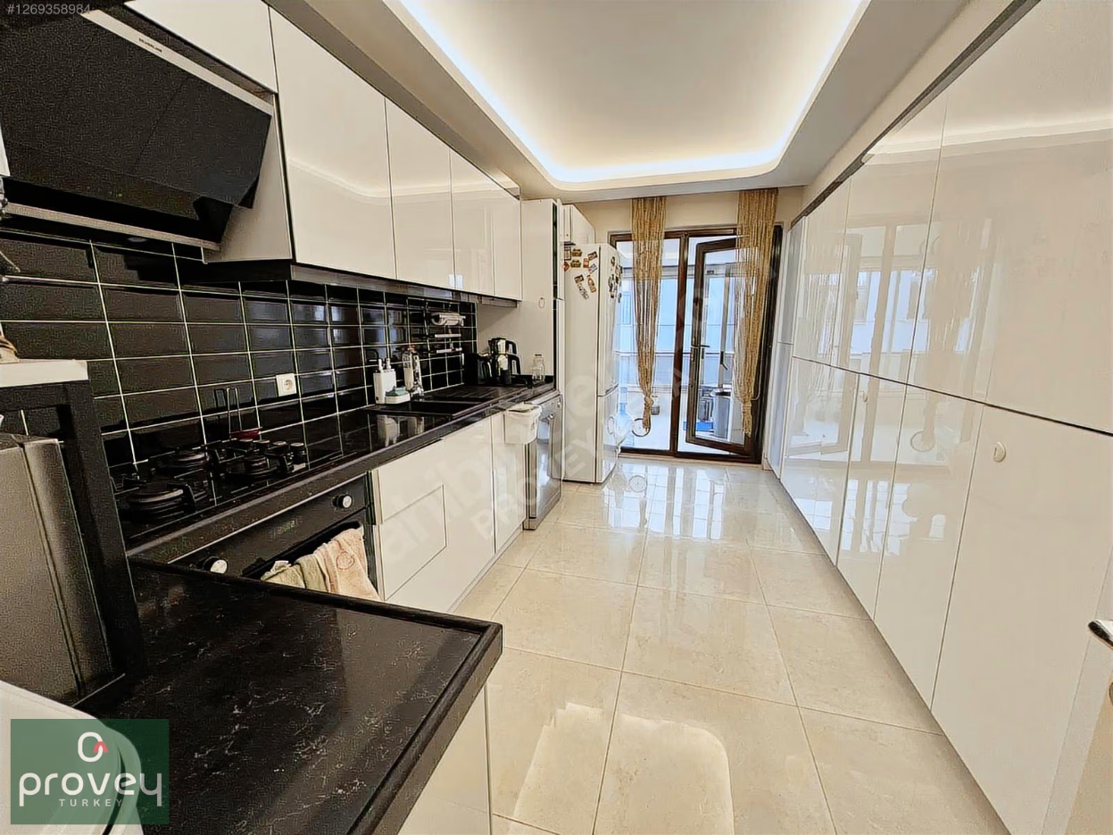 Provey Vera Balat'ta Havuzlu Sitede Satılık 3+1 Ara Kat Daire