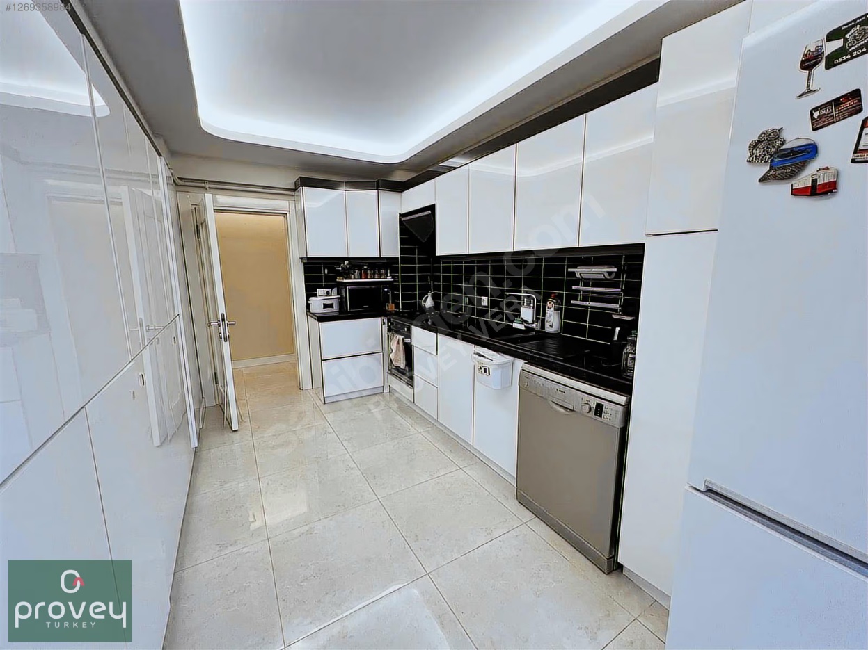 Provey Vera Balat'ta Havuzlu Sitede Satılık 3+1 Ara Kat Daire