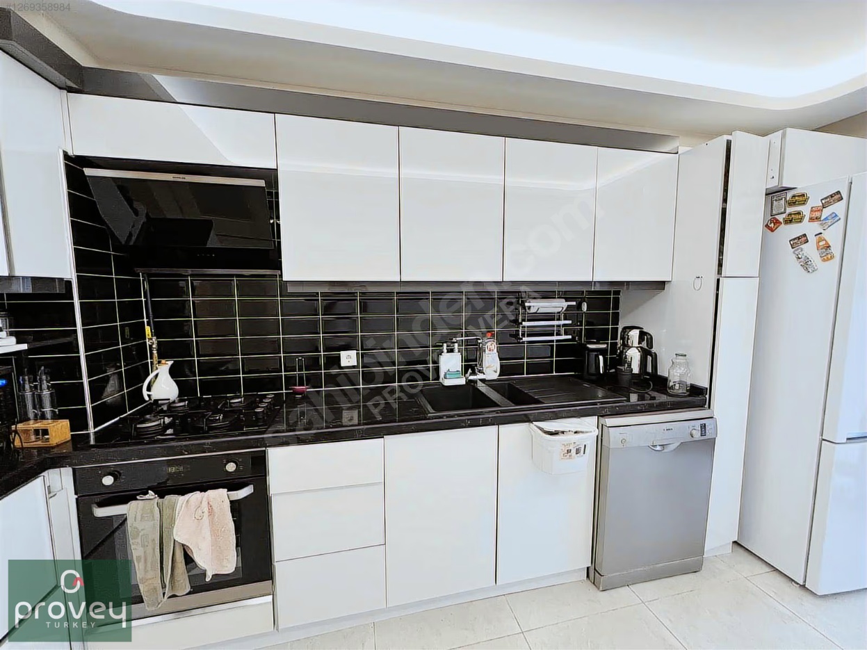 Provey Vera Balat'ta Havuzlu Sitede Satılık 3+1 Ara Kat Daire