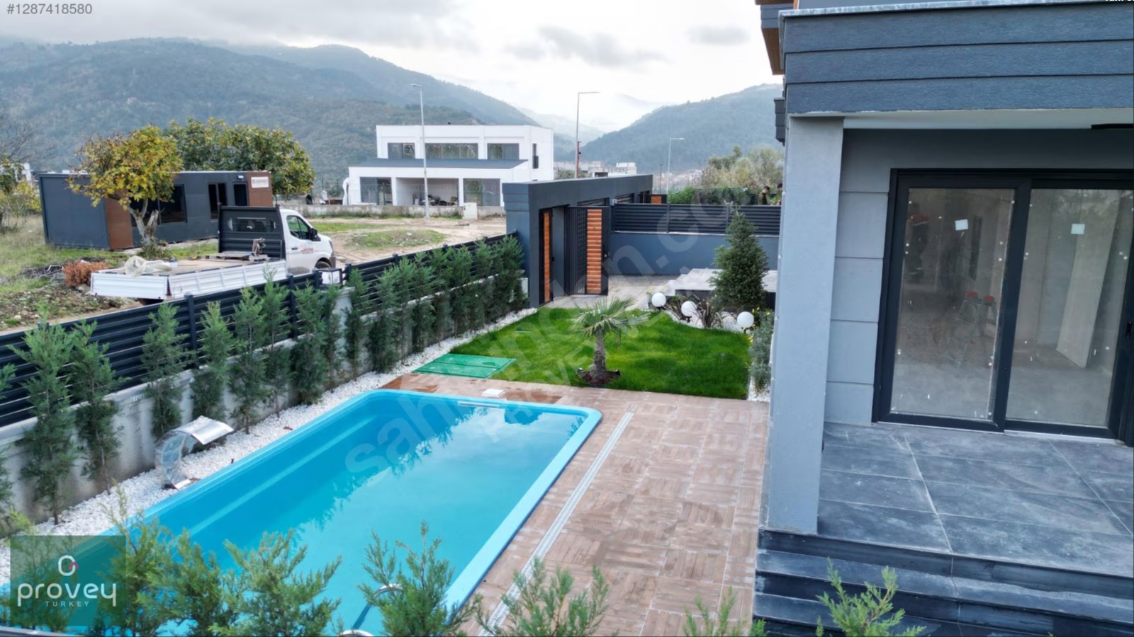 Provey Vera Gümüştepe'de Havuzlu Geniş Bahçeli 5+2 Lüx Villa